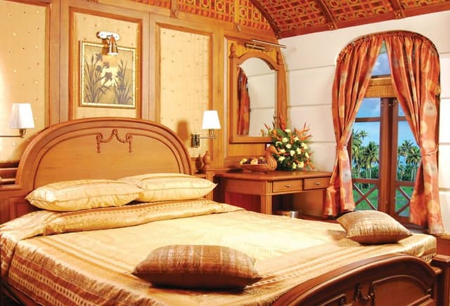Family Room (2-bedroom Houseboat)