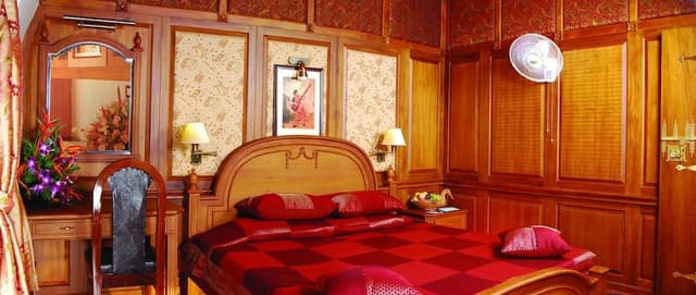Family Room (2-bedroom Houseboat)