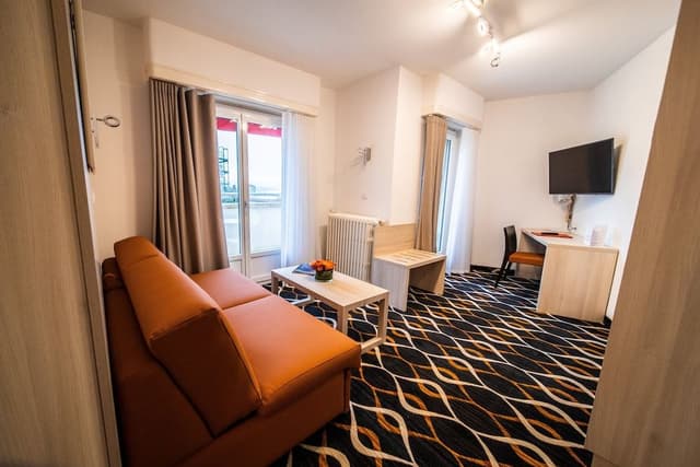 Junior Room, 1 Queen Bed