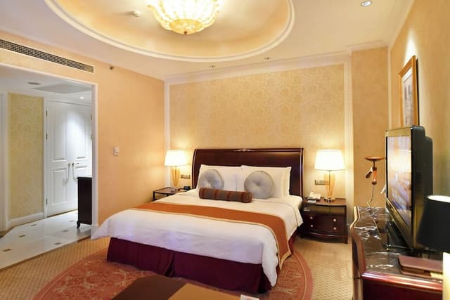 Atrium-view Queen Room
