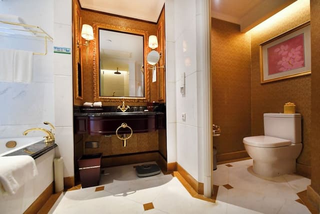 Atrium-view Queen Room