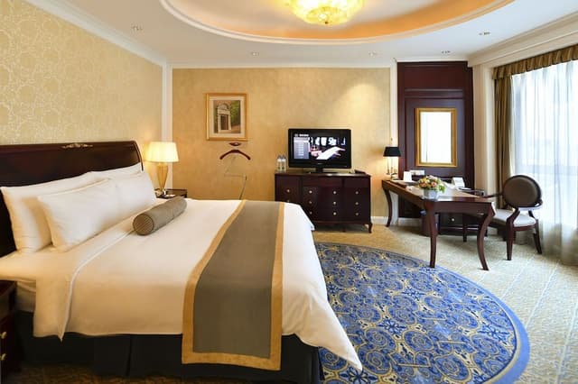 Atrium-view Queen Room