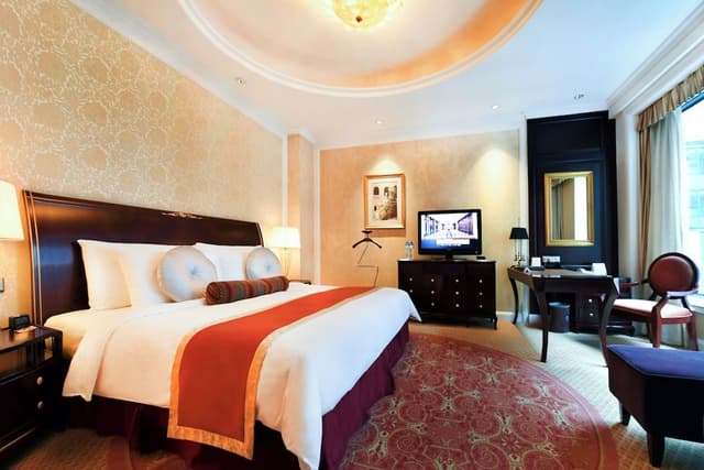Atrium-view Queen Room