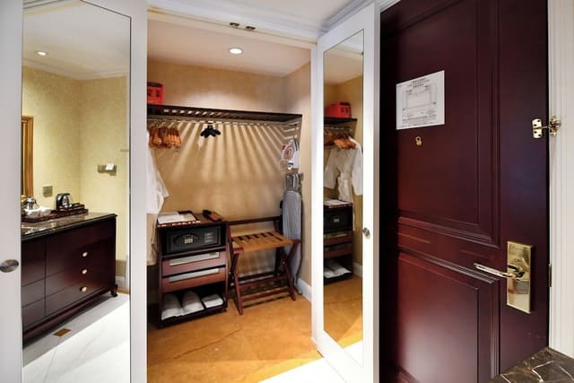 Atrium-view Queen Room