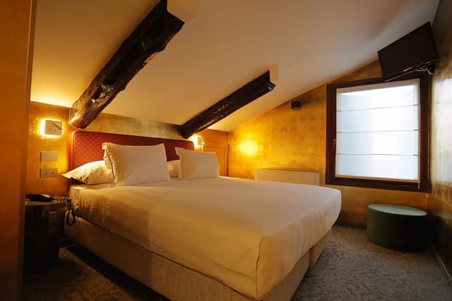 Romantic Room, Tower
