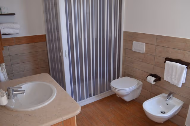 Basic Double or Twin Room, Ensuite