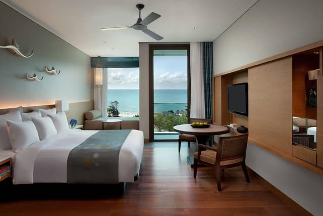 Guest room, 1 King, Ocean view, High floor