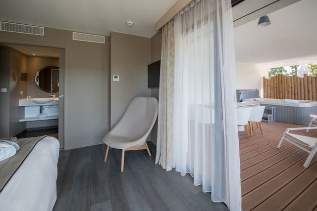 Deluxe Suite, Hot Tub