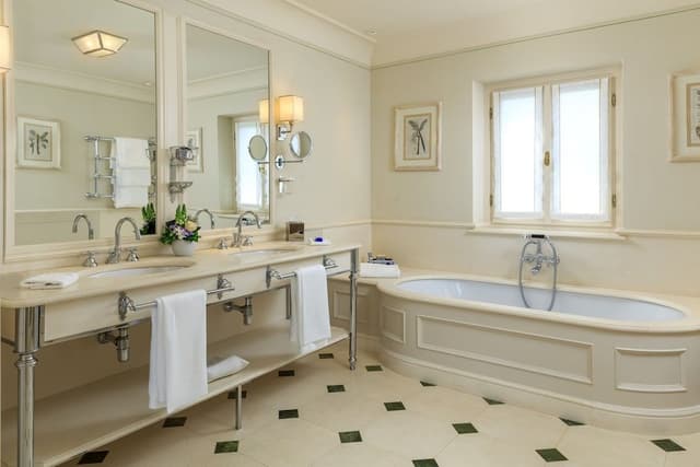 Suite (garden or river view)
