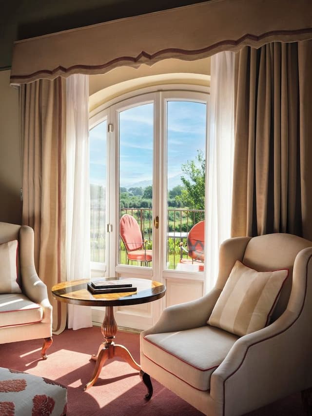 Junior Suite (Top garden or river view)