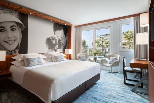 Deluxe Room, 1 King Bed, Garden View