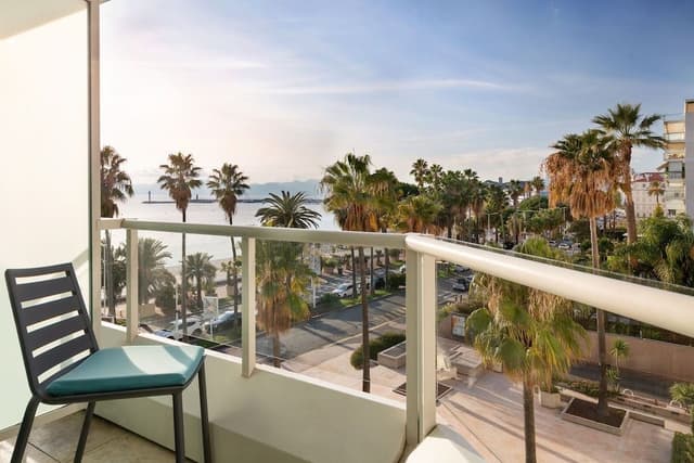 Deluxe Room, 2 Twin Beds, Partial Sea View