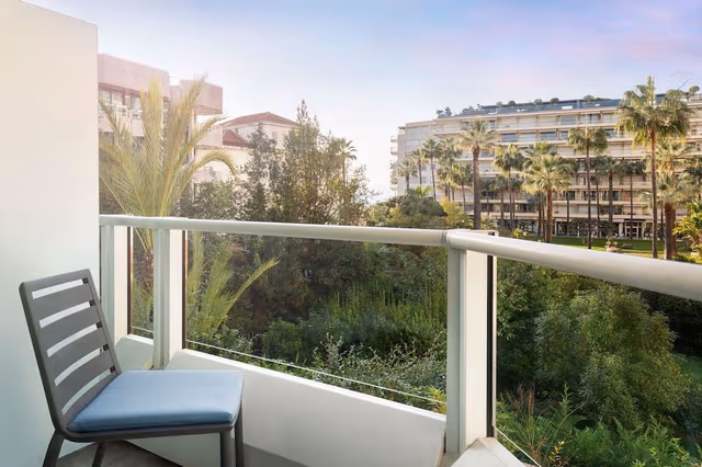 Deluxe Room, 1 King Bed, Garden View