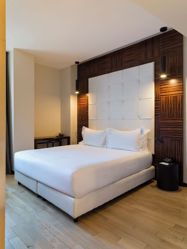 Easy Next Room