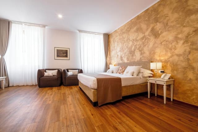 Junior Room, 1 Queen Bed