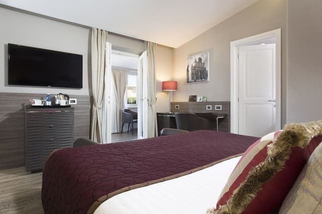 Honeymoon Suite