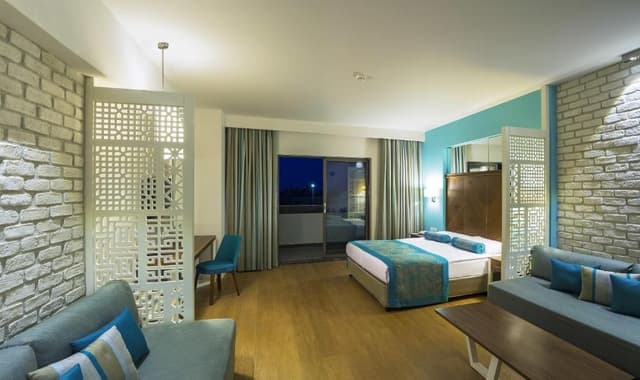 Family Room (2 Adults + 2 Children)
