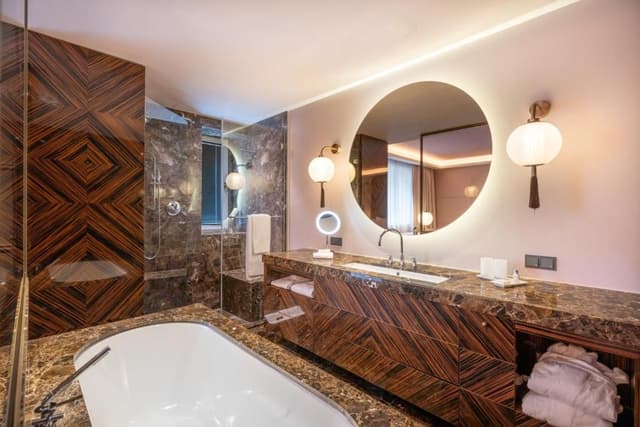 Grandiose Lamee Room