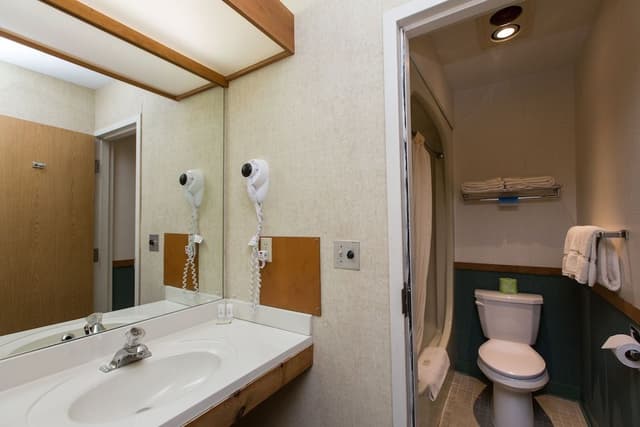 Deluxe Room, 2 Queen Beds. Pet Availability Limited. Please inform of pets at time of booking.