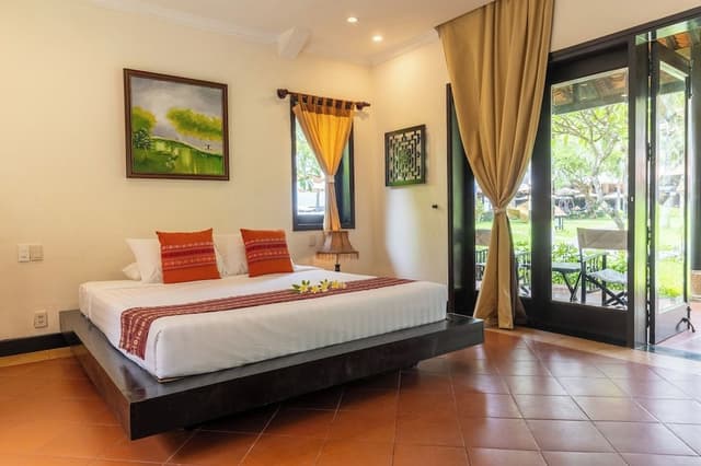 Bungalow, Garden View