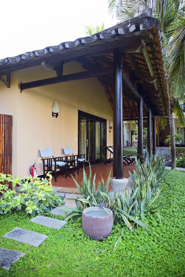 Bungalow, Garden View