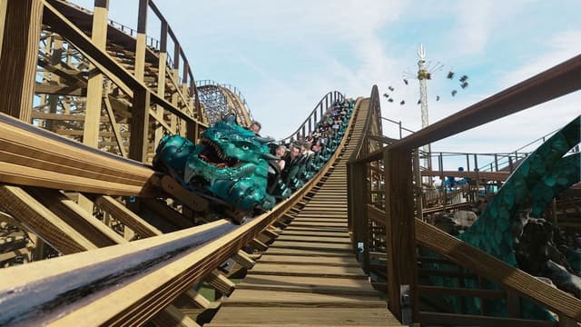 Water View Queen + Entry to 4 Theme Parks