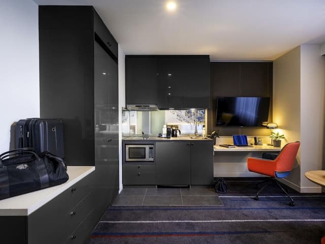 Studio, 1 King Bed, Kitchenette