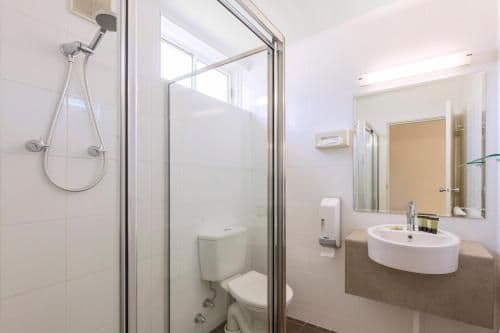 One Bedroom Apartment 1 Queen & 1 Single Bed