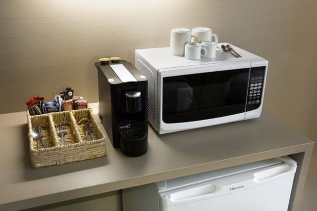 Standard Room, Non Smoking, Kitchenette (Queen + Single)
