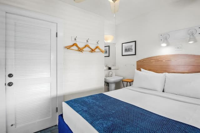 Queen Island Room