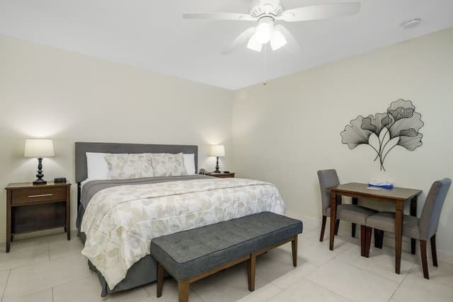 Room, 1 King Bed, Poolside