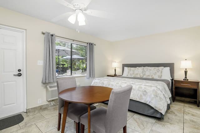 Room, 1 King Bed, Kitchenette