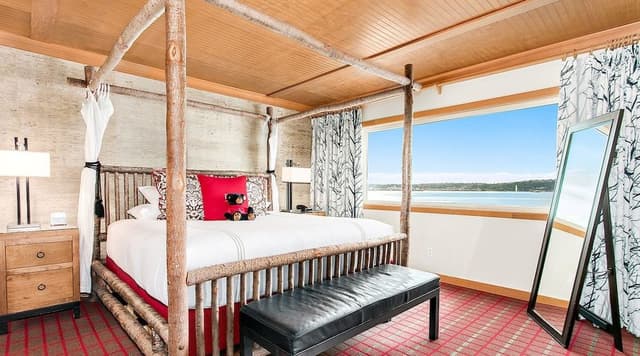 Executive Over Water Suite