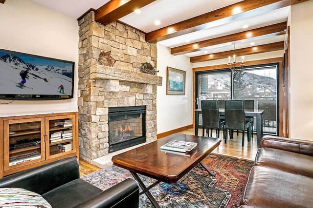 Condo, 2 Bedrooms 2 Bathrooms (Diamond 900 Square Foot Condominium)