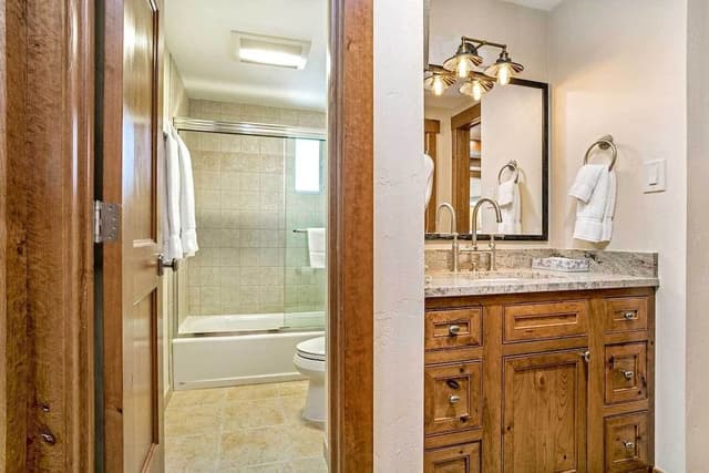 Condo, 2 Bedrooms 2 Bathrooms (Diamond 900 Square Foot Condominium)