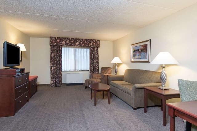 1 KING PILLOWTOP BED 1 BEDROOM STE NONSMOKING