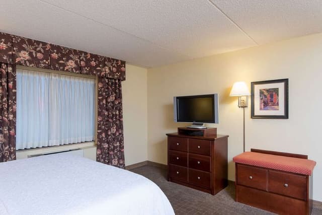 1 KING BED PILLOWTOP ROOM NONSMOKING