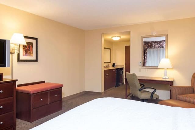 1 KING BED PILLOWTOP ROOM NONSMOKING
