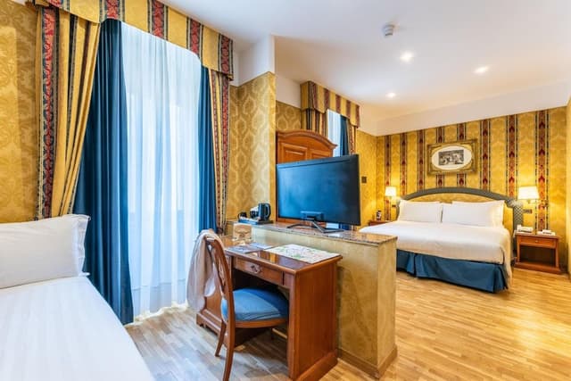 Comfort Room, 1 King Bed, Non Smoking (with Single Sofabed;Larger Room)