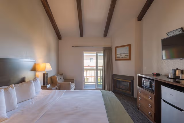 Room, 1 King Bed, Fireplace, Partial Ocean View