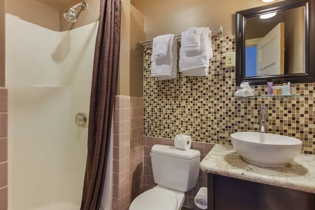 Standard Room, 1 Queen Bed, Private Bathroom, No Air Conditioning