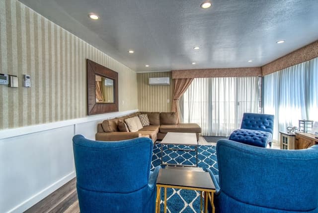 Luxury Penthouse, 2 Bedrooms, Kitchen, Partial Ocean View