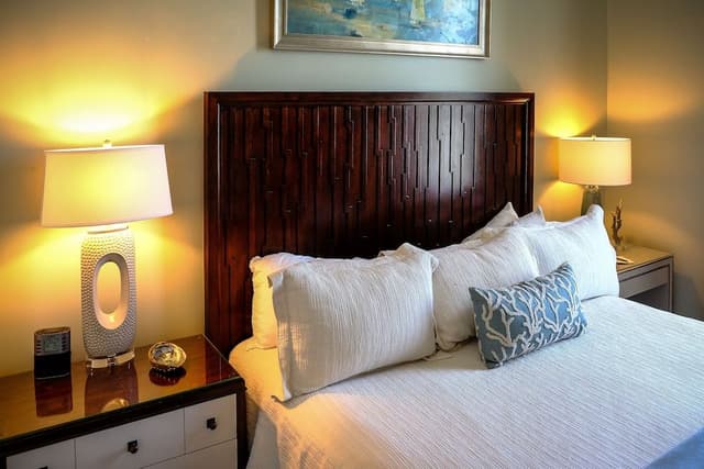 Suite, 1 Queen Bed (Street View) - Stair Access Only