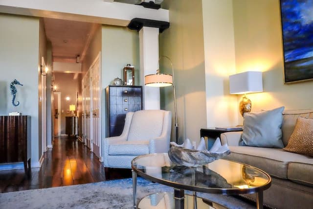Suite, 1 King Bed (Street View) - Stair Access Only