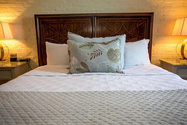Suite, 1 Queen Bed (Street View) - Stair Access Only
