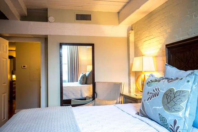 Suite, 1 Queen Bed (Street View) - Stair Access Only