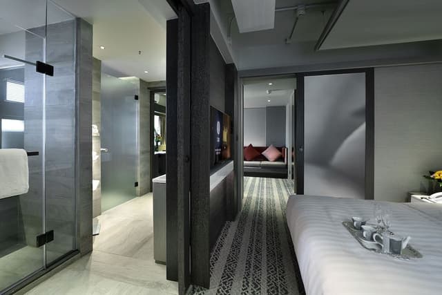 Deluxe King Suite