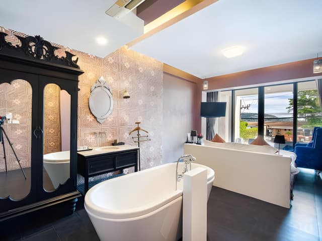 Suite with Pool Access
