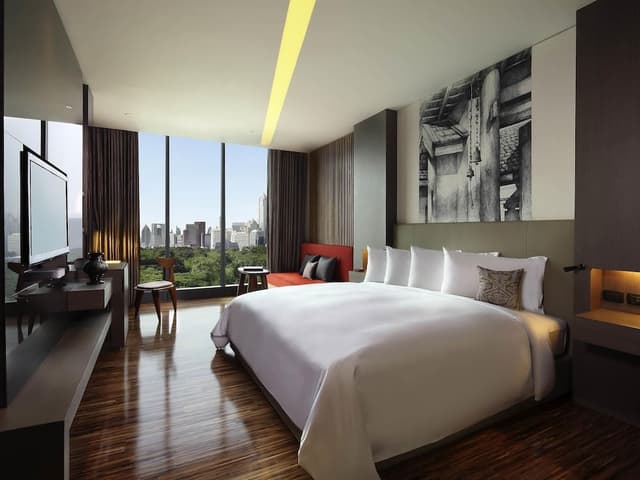Signature Room, 1 King Bed, Club Lounge Access (SO Club)