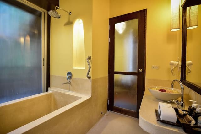 Hill Cottage Double with outdoor Bath tub